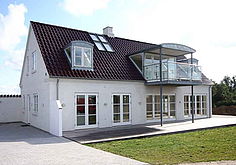 Hus med gulv til loft vinduer og terrassedøre