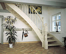 Klassisk hvid trappe.