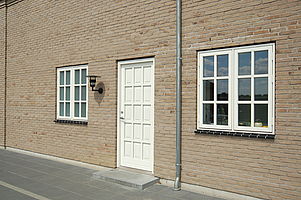 To vinduer hvor den ene er med ornament glas og den anden er med almindeligt vindues glas
