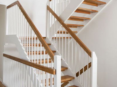 Elegant klassisk trappe, laves præcis til din bolig.