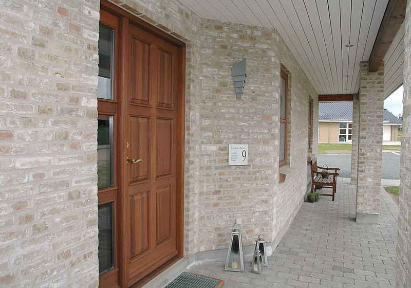 Eksklusivt parcelhus med vinduer og døre i mahogni Yderdør badeværelse